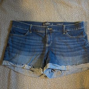 Hollister Classic Low-Rise Midi Shorts